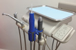 Figure 1 Aquasil Ultra Cordless digital power Dispenser. The Impression Dispenser, with installed intraoral tip, is shown in the blue plastic adapter. On the right is the regulator attached to the dental air line. When the regulator sits in the tool holder as shown, the Dispenser is deactivated.