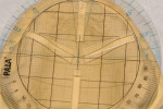 The grid in the center of the arch gauge can be used to evaluate the AP spread.